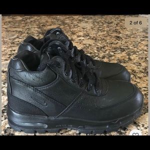 Boys Nike boots size 1.5 y